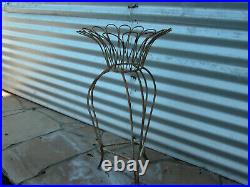 Daisy shaped metal wire plant stand, Vintage